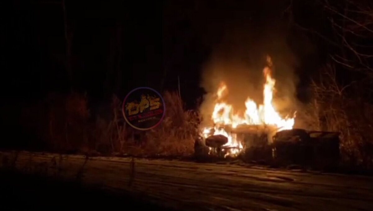     Вечером 10 декабря в сети появилось видео с кадрами страшного ДТП в Хасанском районе. Но подробности случившегося открылись только сегодня, когда за дело взялись сотрудники МВД. Съезд с дороги обернулся трагедией.