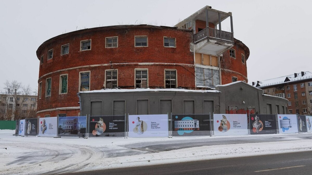     В Тюмени начались работы по реконструкции Круглой бани на улице Ленина, 3. Рядом с памятником культуры установили ограждение с баннерами, на которых указана информация о том, что расположится на территории бани после завершения работ.