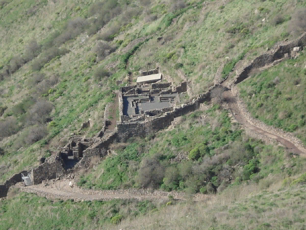 Проезжали мимо таких вот  развалин. Очень хотелось зайти, но  везли нас в другое место.. Так что по дороге с песнями - мимо!! До сих пор - увижу фото - и жаль,ч то не  забежали!!