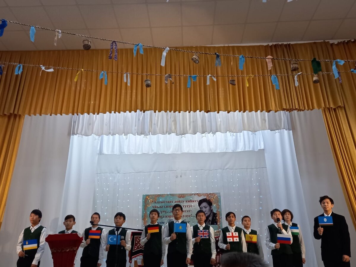 Ороһу орто оскуолатын саха тылын учуутала Люция Петровна Кондакова уонна история, обществознание  учуутала Осипова Сардаана Алексеевна тэрийбит "Ороһу уоланнара" уолаттар бөлөхтөрө Семен Руфов араас омук хоһоонун сахалыы тылбааһын аахтылар.