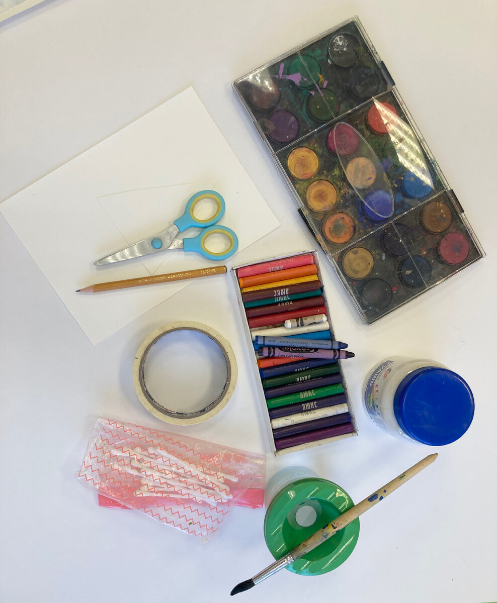 Бумага, ножницы, малярный скотч, восковые мелки, акварельные краски, белая гуашь и ватные палочки