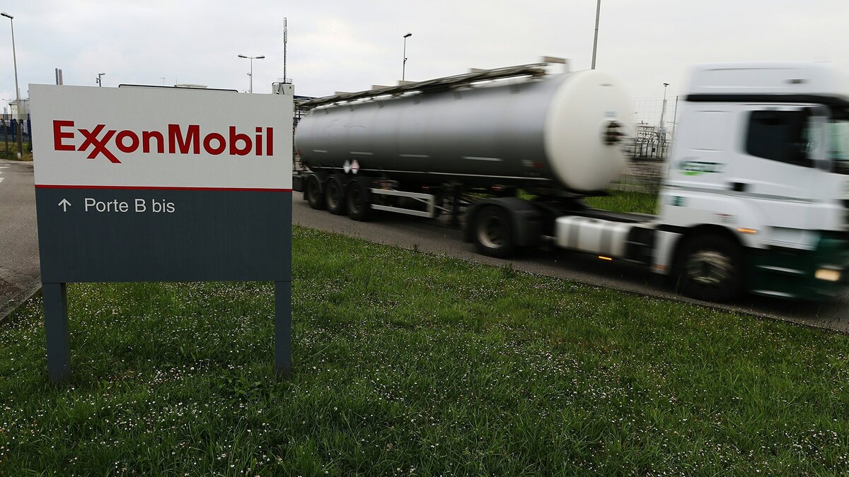    Автоцистерна выезжает с завода компании ExxonMobil© AFP / Charly Triballeau