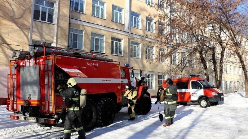     По легенде, в образовательном учреждении загорелась мебель и офисная техника. Всех учеников эвакуировали, однако в пемещении остался человек.