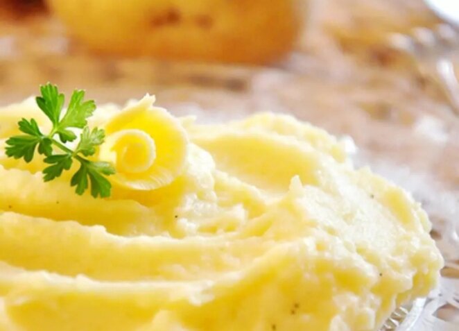 Шелковое, нежное, ароматное, воздушное - и без комочков, не клейкое, не водянистое и не вязкое. И вкусное - даже когда остынет: как приготовить идеальное картофельное пюре, которым можно гордиться.-10