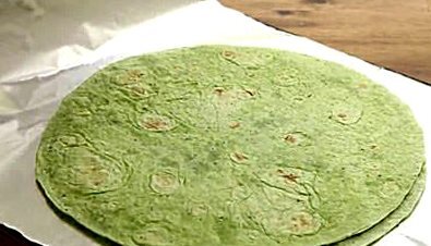 Готовые лепешки тортильи оберните в фольгу и поместите в духовку, заранее разогретую до 175 градусов C. Выпекайте 10 минут или до прогрева каждого листа.