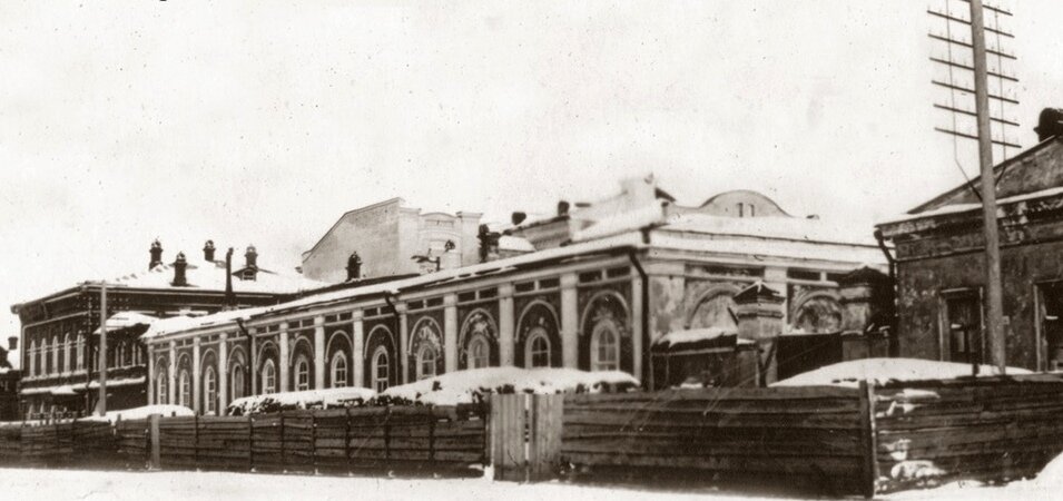 Здание судебного архива, год постройки - 1875-ый, архитектор - Николай Теплов. На заднем плане виден аттик здания суда по ул. Венцека