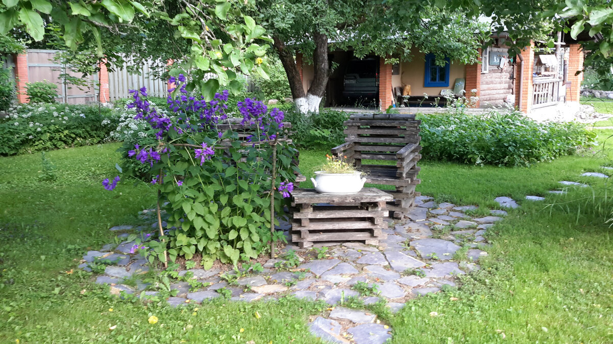 Садовые кресла и столик из простых деревянных брусков.