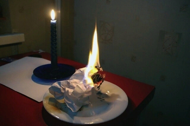 Если вам надоели постоянные проблемы в личной жизни или проблемы одолевают на работе, проведите действенный и маленький обряд с листком бумаги. 
✅Возьмите чистый лист бумаги и напишите на нем, какие неприятности вас одолевают. Зажгите свечу - не церковную. Поднесите к пламени свечи лист и зажгите уголок. Пусть листок сгорит При горении читайте такие слова, вникая в каждое слово;

🙏🏻" Лист бумажный выгорает, мои беды забирает, уходите беды, превратитесь в пепел, растворитесь в пепле, за крепитесь в пепле и назад из пепла не выбирайтесь! Слово моё крепкое! Слово моё вечное! Как сказала, так и будет! Ключ! Замок! Да будет так!"
Пепел развеять по ветру ..