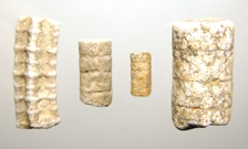 Этот осколок как бы сердолика уже известен множеству читателей Википедии, а благодаря копирайтерам, ещё и большему их количеству. Но сейчас он определяется как кварц, подвергнувшийся воздействию огнём.-14