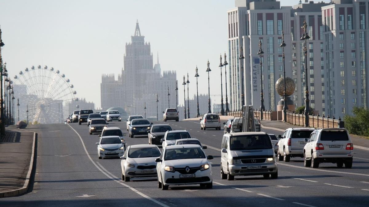    Машины едут по дороге в городе:NUR.KZ / Владимир Третьяков