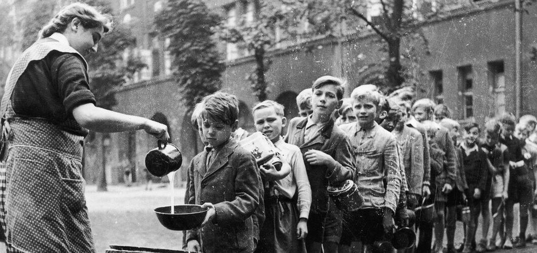 Фото обложки: Дети получают похлебку из молока и муки в Шарлоттенбурге (Берлин, Германия), сентябрь 1945 года. Источник: Fred Ramage/Keystone/Getty Images