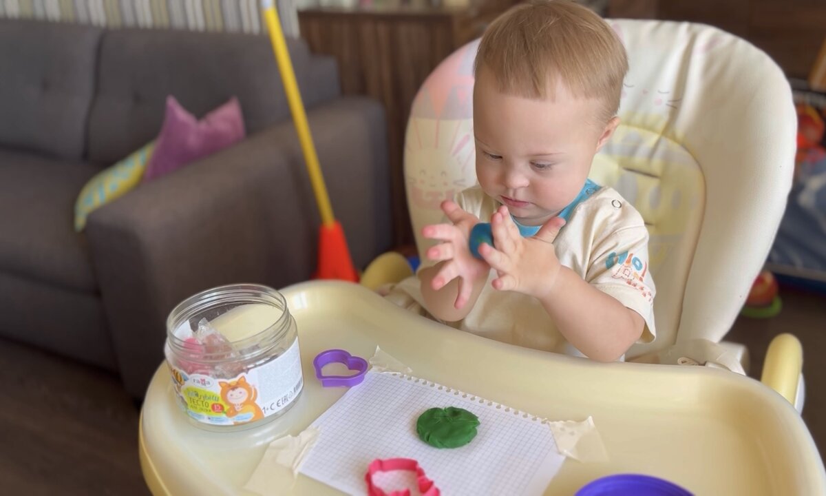 Петя научился катать шарик из пластилина в 1.7 лет