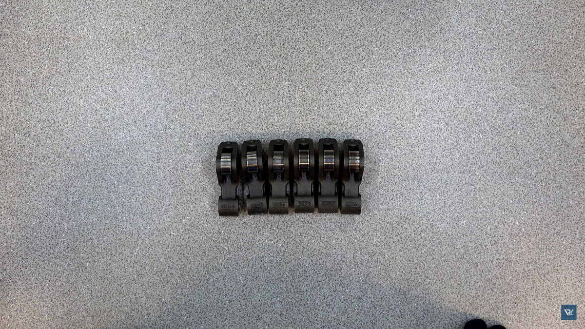 Роликовые толкатели сложили для демонстрации