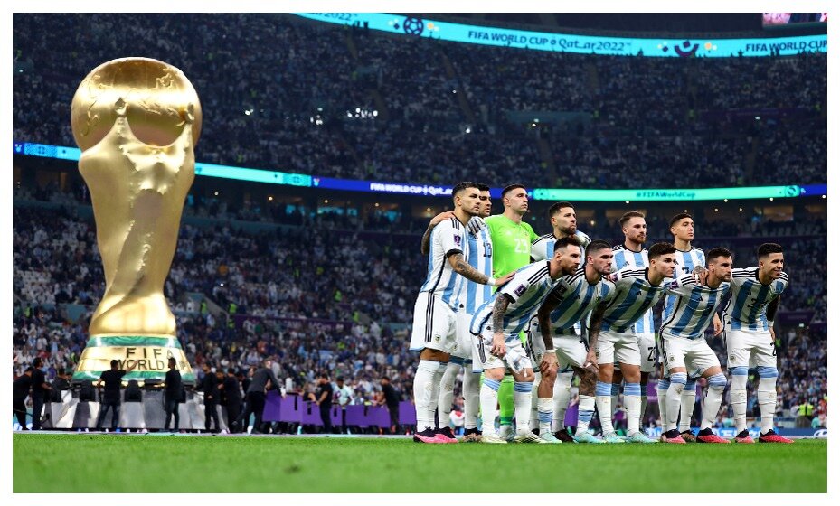    Аргентину уже записали в чемпионы мира, но Месси и Ко еще нужно обыграть грозных французов. Фото: Reuters