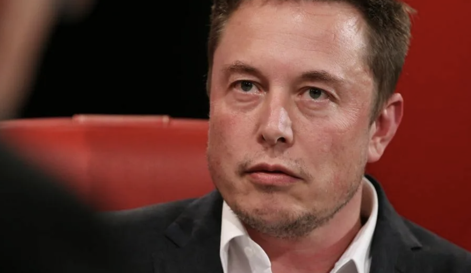    Маск пошел в атаку