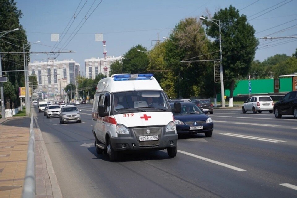     Скорая помощь доставила пострадавшую в больницу. Владимир ВЕЛЕНГУРИН