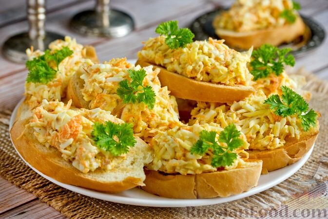 сыр копченый, яйца, морковь, чеснок, сметана, майонез, зелень петрушки, хлеб белый, перец чёрный молотый, соль