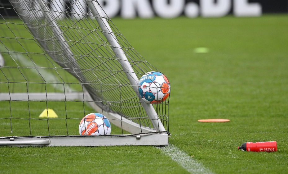    Голкипер получил ведром по голове. Фото: Global Look Press