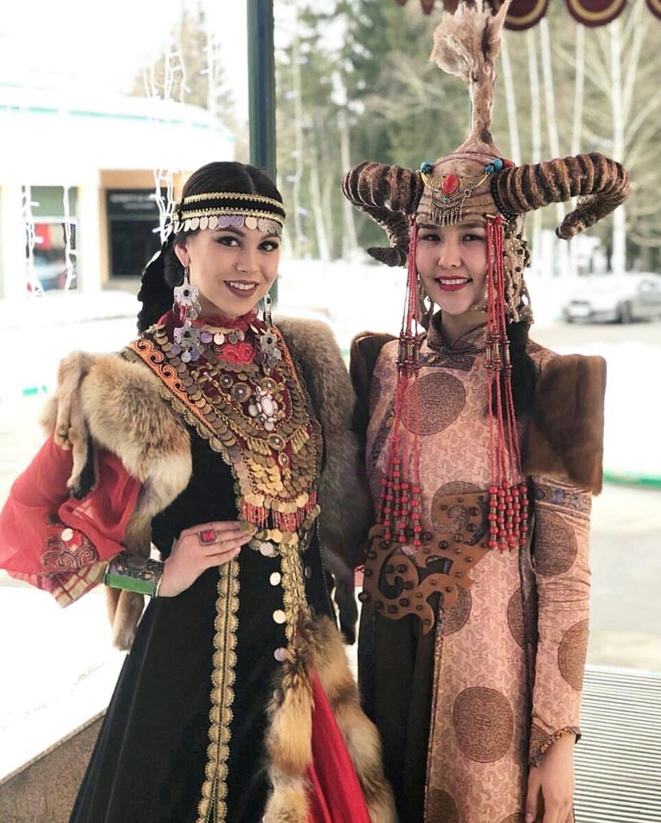 Якуты в национальных костюмах, фото взято из интернета