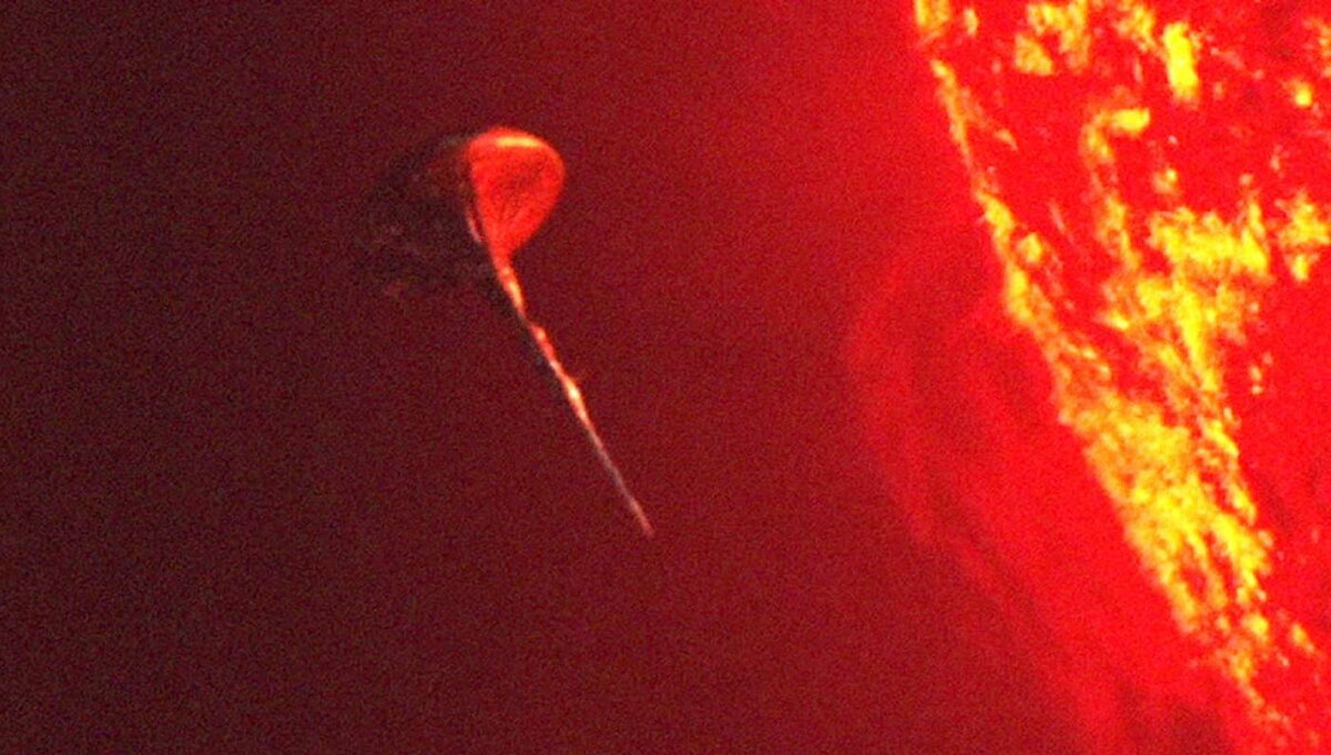 Гигантский НЛО возле Солнца - фото 2015 года.
Источник фото: https://mirkosmosa.ru/download/news/6/5910.jpg