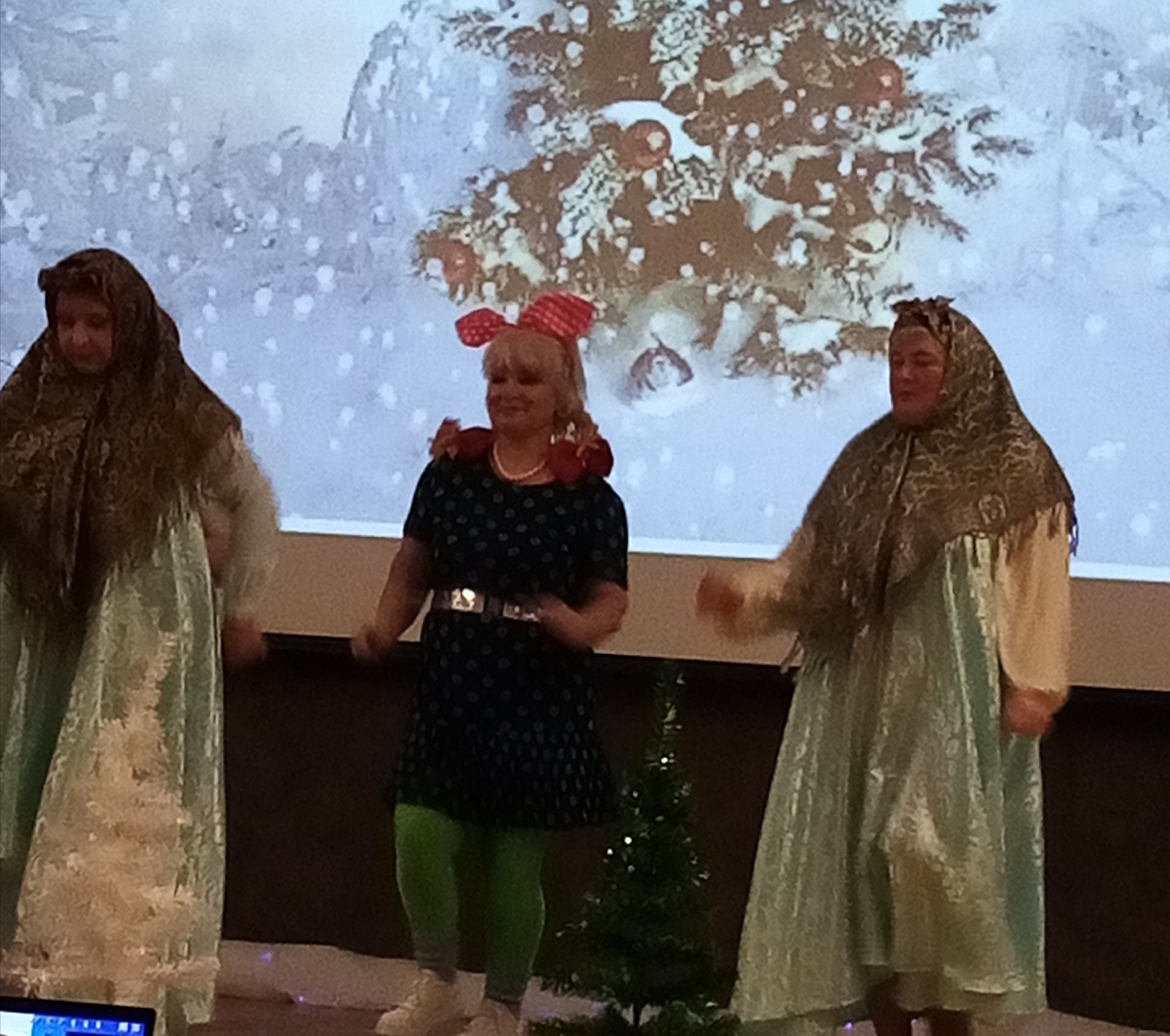 На сцене Марфушечка, ее мамаша и дочка Баба-яги. 