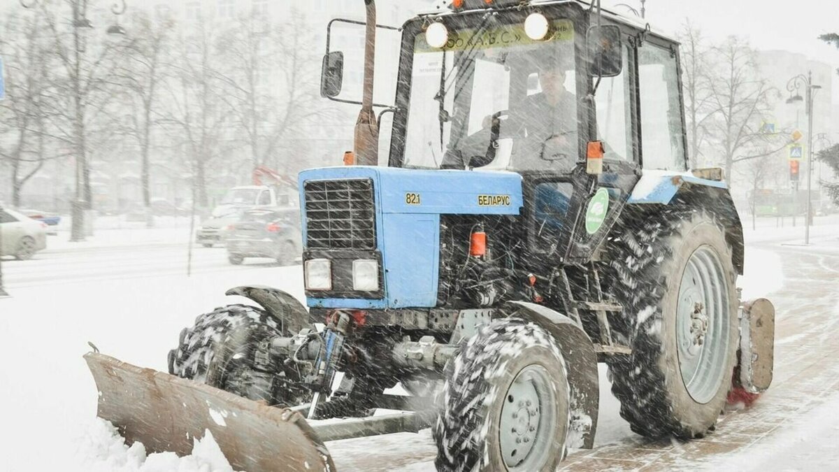     В Приморье сегодня, 26 декабря, на помощь охотникам, оказавшихся в снежном плену, высылают вертолёты. Люди не в состоянии самостоятельно выбраться из снежных заносов — машины пройти не могут. Вчера прибегнуть к помощи авиабортов помешал сильный ветер.