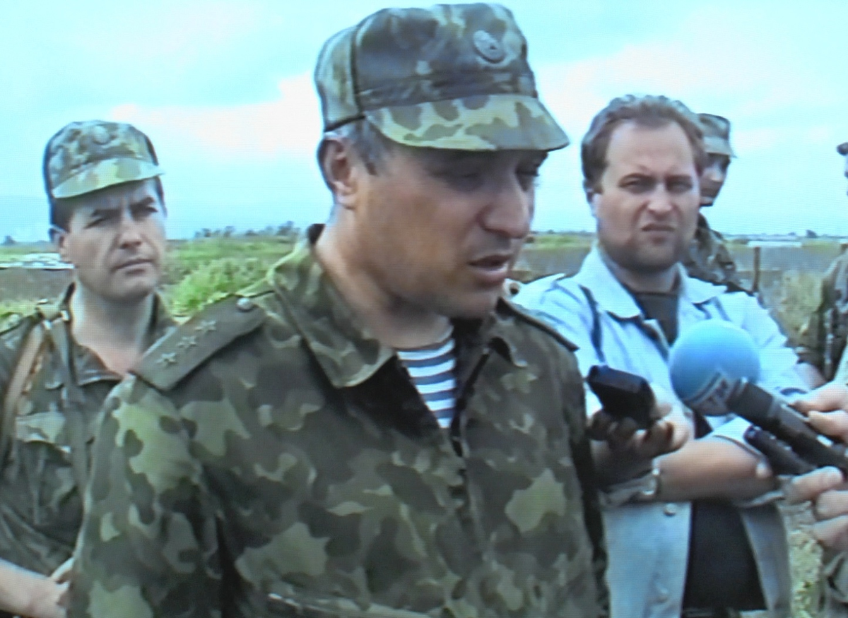 Командующий войсками Северо-кавказского военного округа генерал-полковник Анатолий Квашнин не водил хороводов с журналистами, но никогда от журналистов не шарахался и от острых вопросов не уходил, всегда был с людьми честен. Обстановку комментировал как есть.