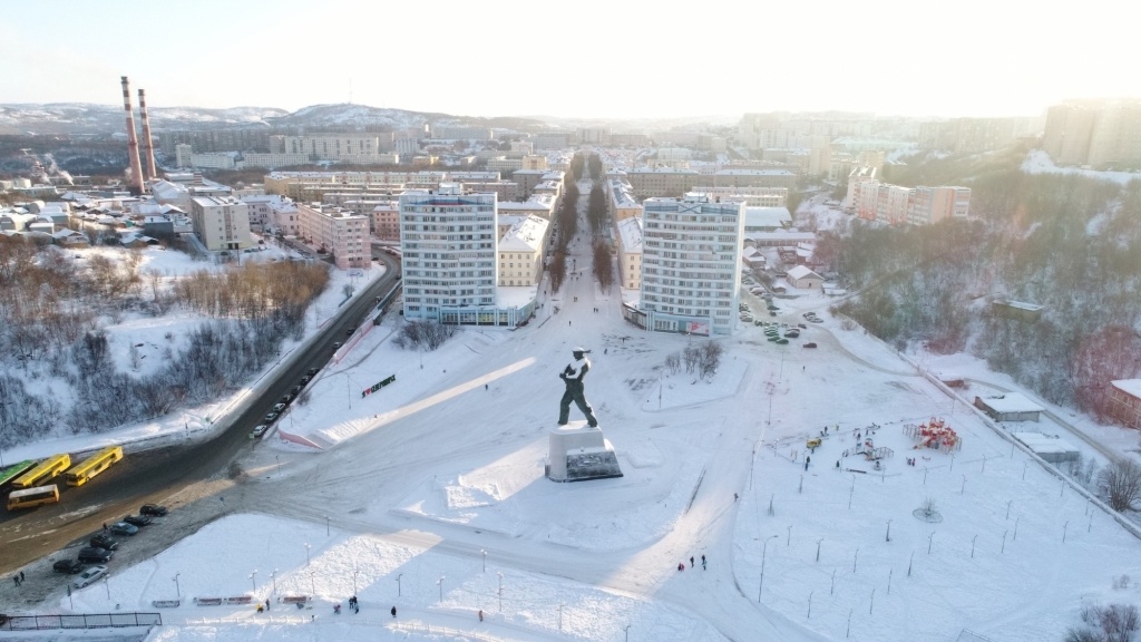 На данном фото изображен "центр" города. Ну, территориально это не центр, однако, ни один праздник, шествие или любой другой значимый день не обходит эту местность стороной. Да, там большущий Алёша! И два жилых, самых высоких дома. Фото взято из интернета.