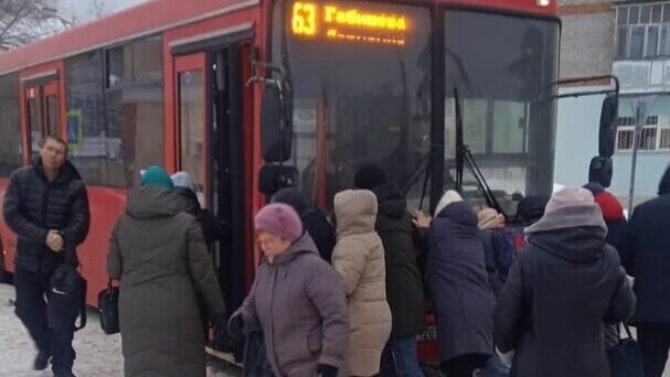    В Казани местные жители пожаловались на то, что они долго ждали автобус, следующий по маршруту № 63. Оказалось, что из-за нечищенных дорог он застрял в сугробе. Соответствующая публикация появилась в одном из городских сообществ во «ВКонтакте».