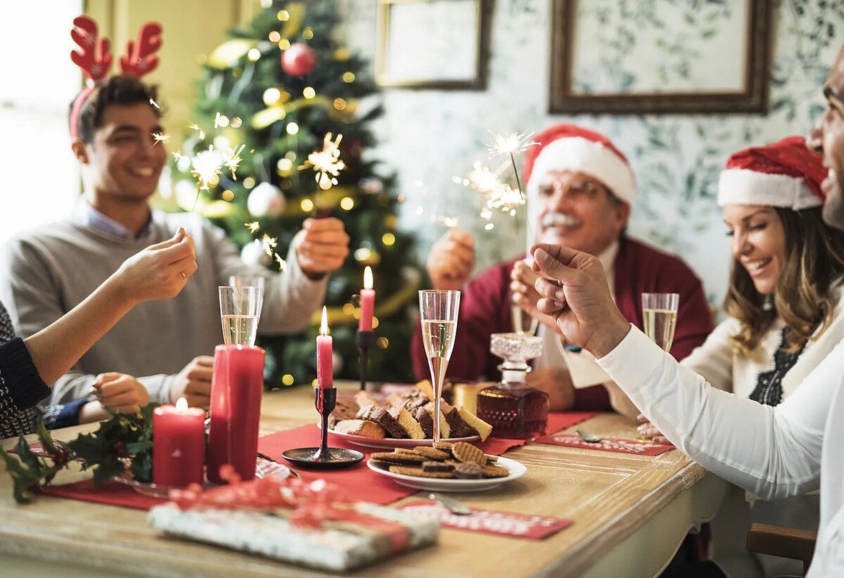 New year celebration. Новогоднее застолье. Семья за новогодним столом. Встречаем новый год. Отмечаем новый год.