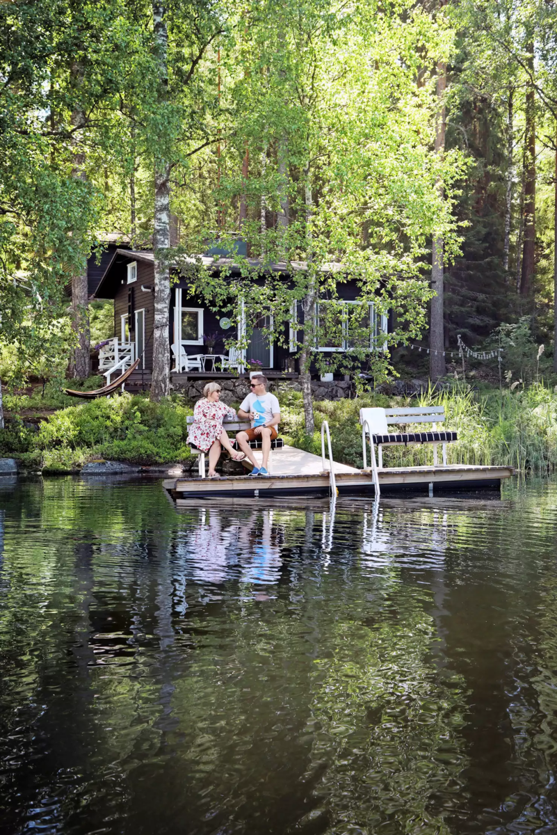 Рядом с домиком находится маленький пирс. Весной и летом, в теплую безветренную погоду, семья любит здесь обедать и ужинать — для этого из домика выносят складной столик