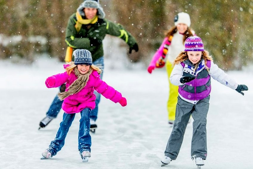 Каток дети катаются. Катание на коньках. Зимние прогулки с детьми. Дети на коньках. Дети на прогулке зимой.