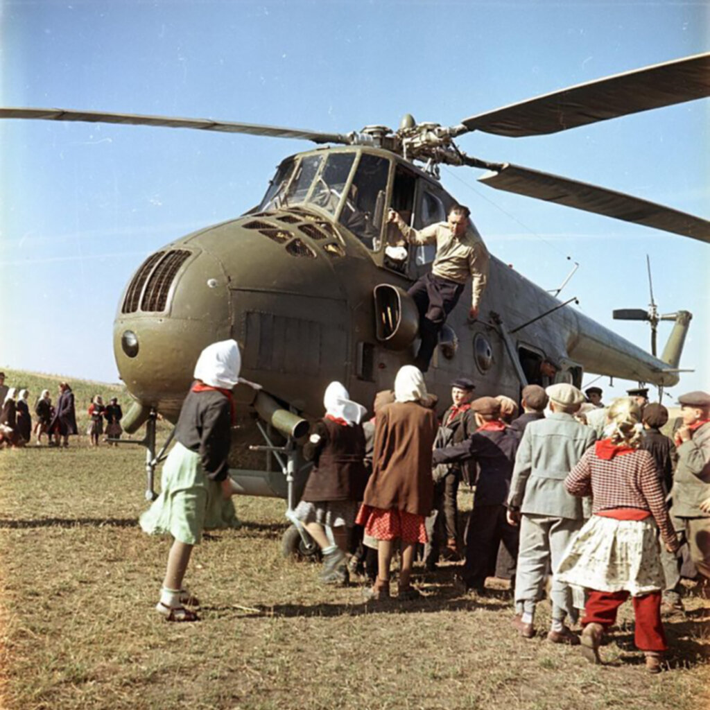 Ми-4 УССР, Черновицкая область, 1960 год. Фотография © Всеволод Сергеевич Тарасевич, из фондов Государственного бюджетного учреждения культуры и дополнительного образования города Москвы «Мультимедийный комплекс актуальных искусств»