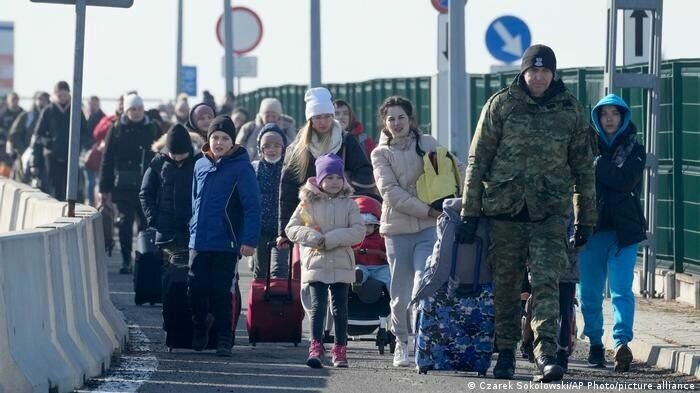     Находящихся за рубежом украинцев обязали становиться на военный учёт в дипломатических учреждениях, чтобы своевременно возвращаться на родину во время мобилизации.