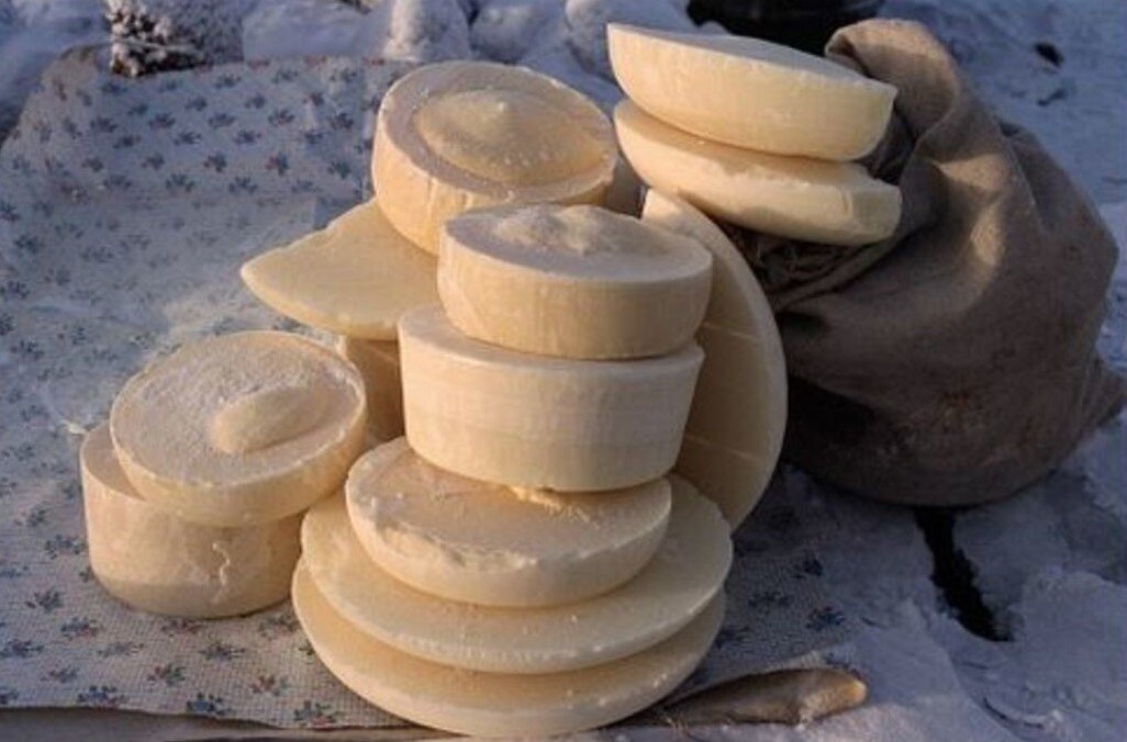 заморозка молока коровьего. молоко замороженное коровье. грудное молоко в морозильнике. заморозка молочка. кружок замороженного молока.