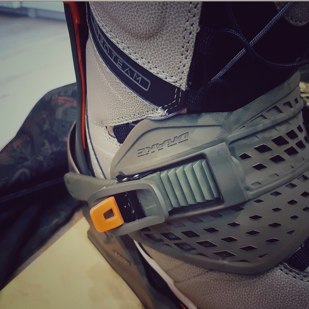 Крепления Drake SS с перевернутыми верхними стрепами.