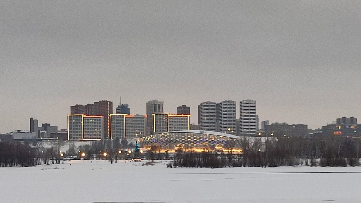 А на том берегу... Да это же новый ЛДС! Красиво вписался. 