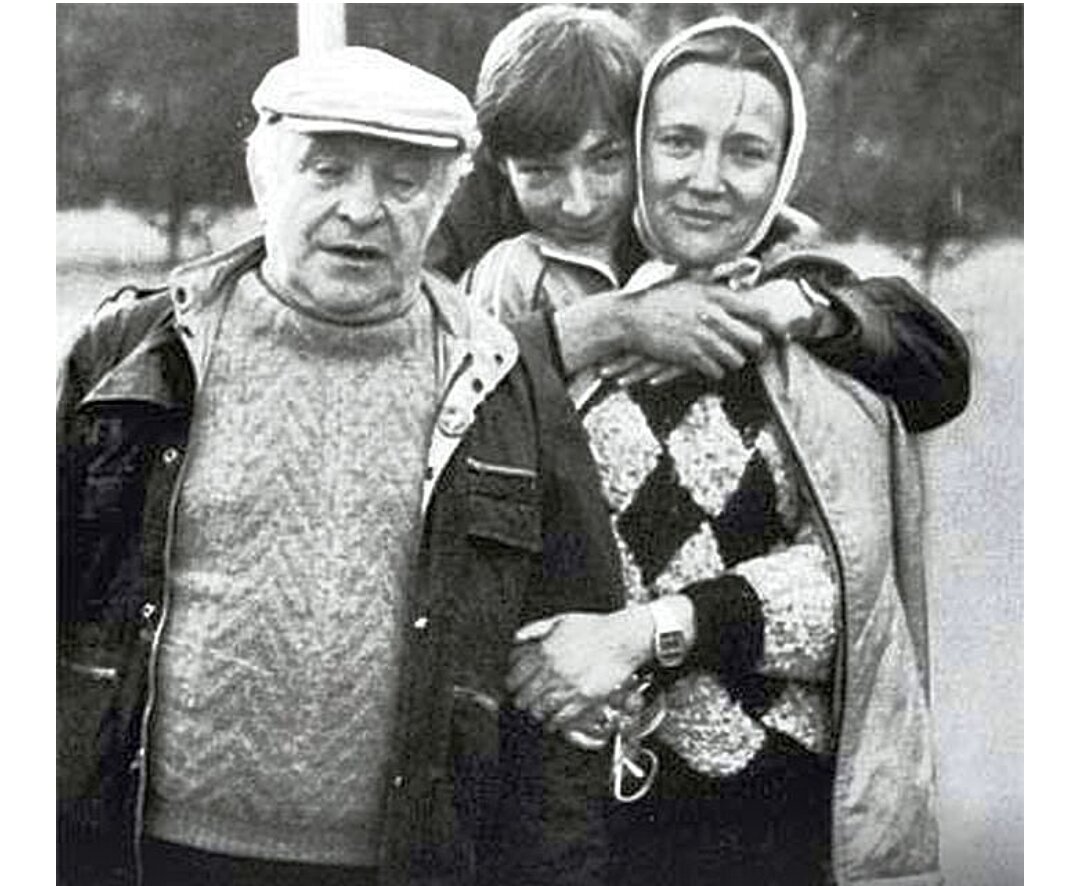 Павел с мамой и отчимом. Источник фото: 24smi.org