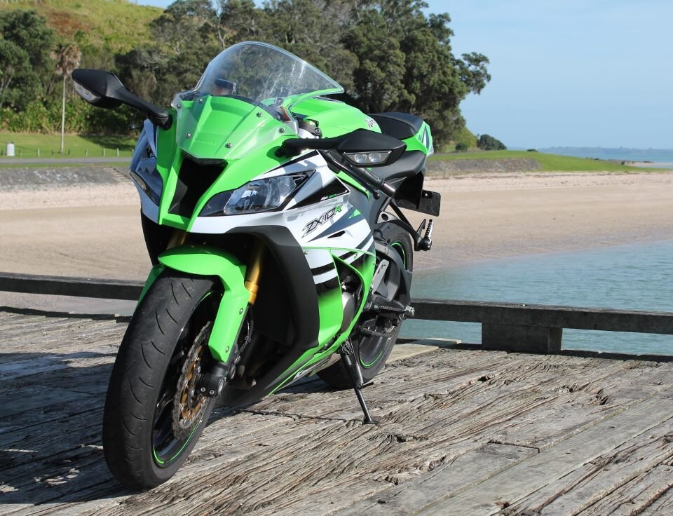Kawasaki ninja zx10r спереди.