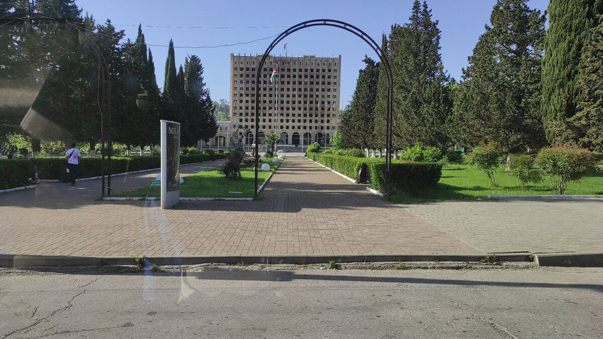 Заброшенный Дом Советов в центре Сухума. Фото: Кирилл Полиенко/Polienko: путешествуем вдвоём