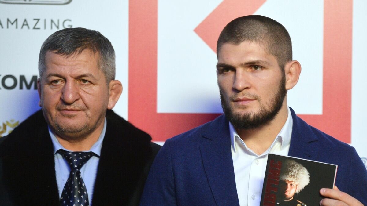    Хабиб Нурмагомедов (справа) и Абдулманап Нурмагомедов© РИА Новости / Алексей Куденко