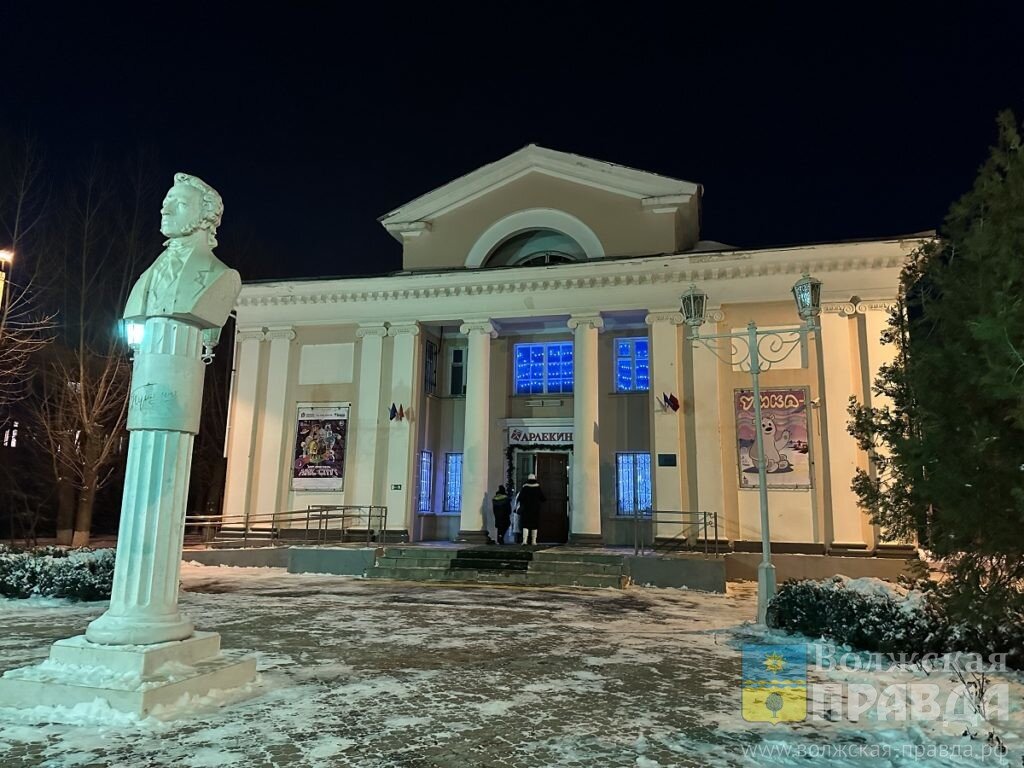     Волжский «Арлекин» начал новый год с камерной премьеры «Рождественский вертеп»
