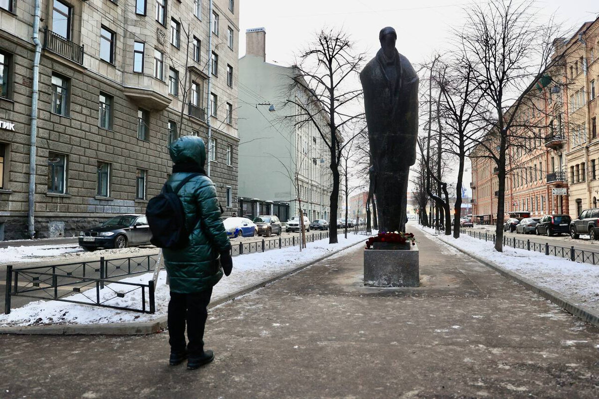 Памятник блоку в Санкт-Петербурге на Декабристов