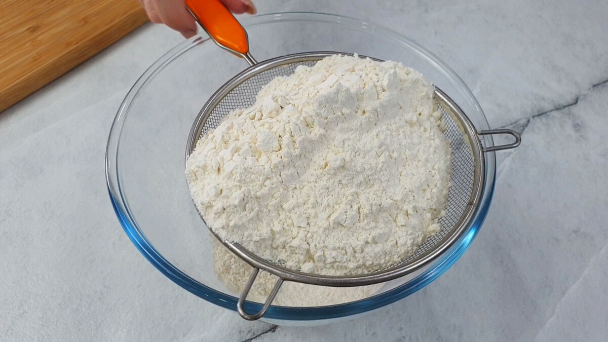 Как готовить: Просеиваем 500 граммов муки, добавляем 2 ч.л. соли и перемешиваем. Вливаем в муку немного растопленного сливочного масла и стакан воды. Замешиваем тесто и собираем его в шар.-2