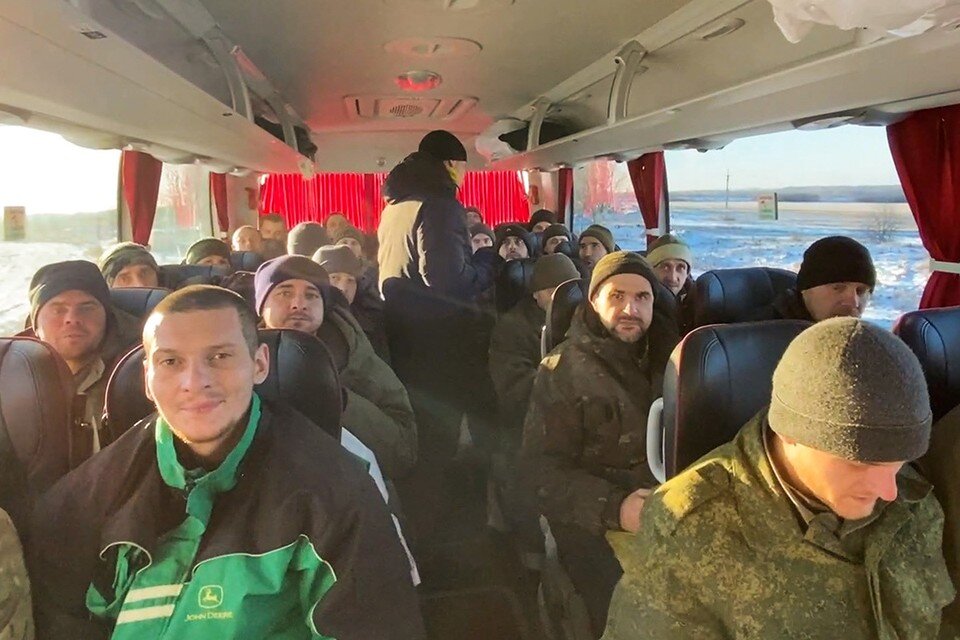     В Москву были доставлены освобожденные из украинского плена российские военнослужащие. Фото: Пресс-служба Минобороны РФ/ТАСС