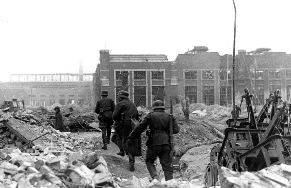 Сталинградская битва октябрь. Штуг завод баррикады Сталинград 1942. Сталинград тракторный завод 1942. Сталинградская битва завод красный о. Сталинградская битва завод баррикады.