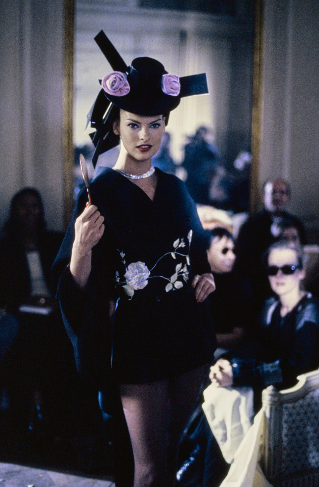 В 1994 году Гальяно показал свою первую коллекцию в Париже, после чего его пригласили работать в Givenchy. Через два года он ушел в Dior, которому посвятил 15 лет своей жизни.