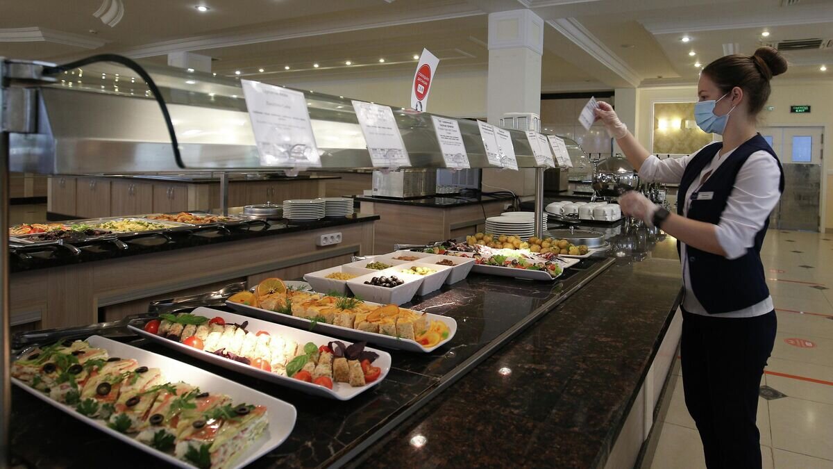    Сотрудник ресторана отеля Довиль Hotel & SPA в Анапе в защитной маске© РИА Новости / Виталий Тимкив