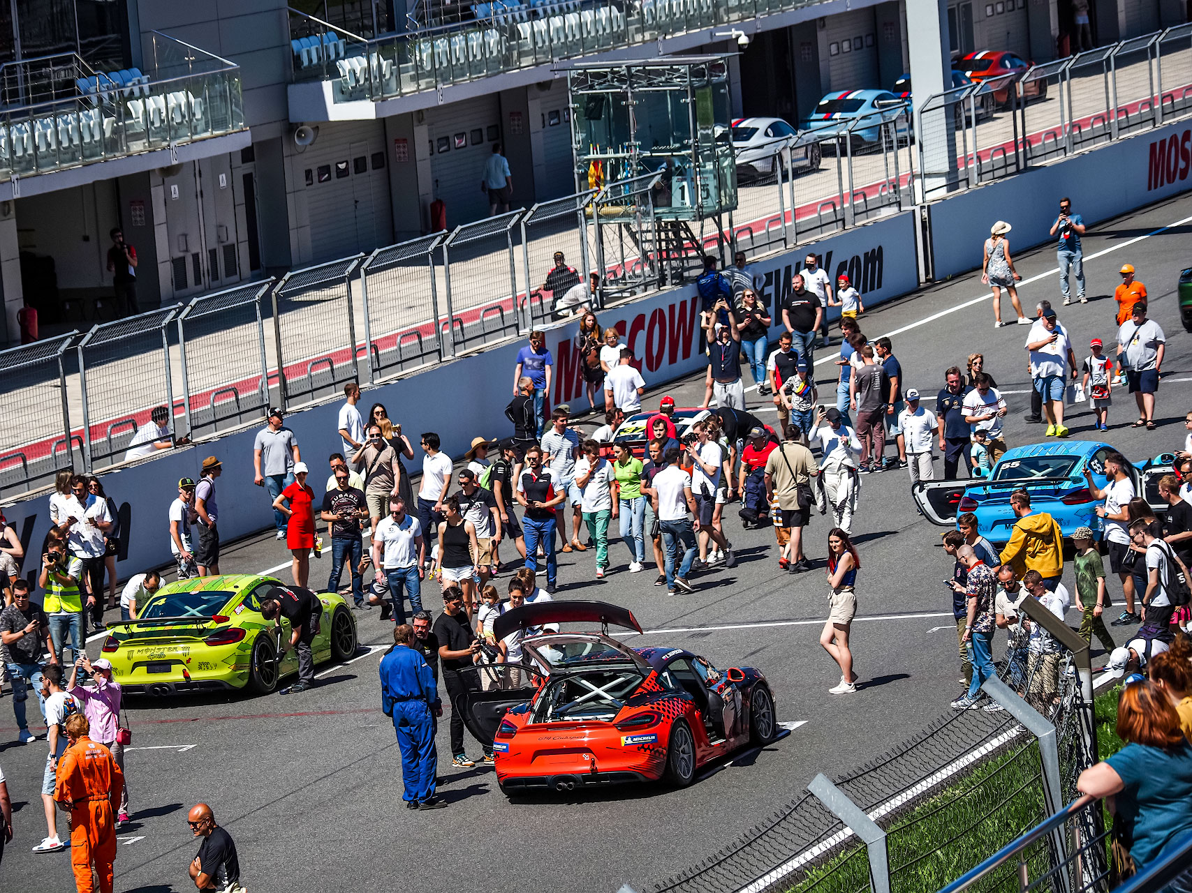 И зрелищно, и бесплатно, но зрители все равно по домам сидят. Посетил Porsche Challenge на Moscow Race Way2