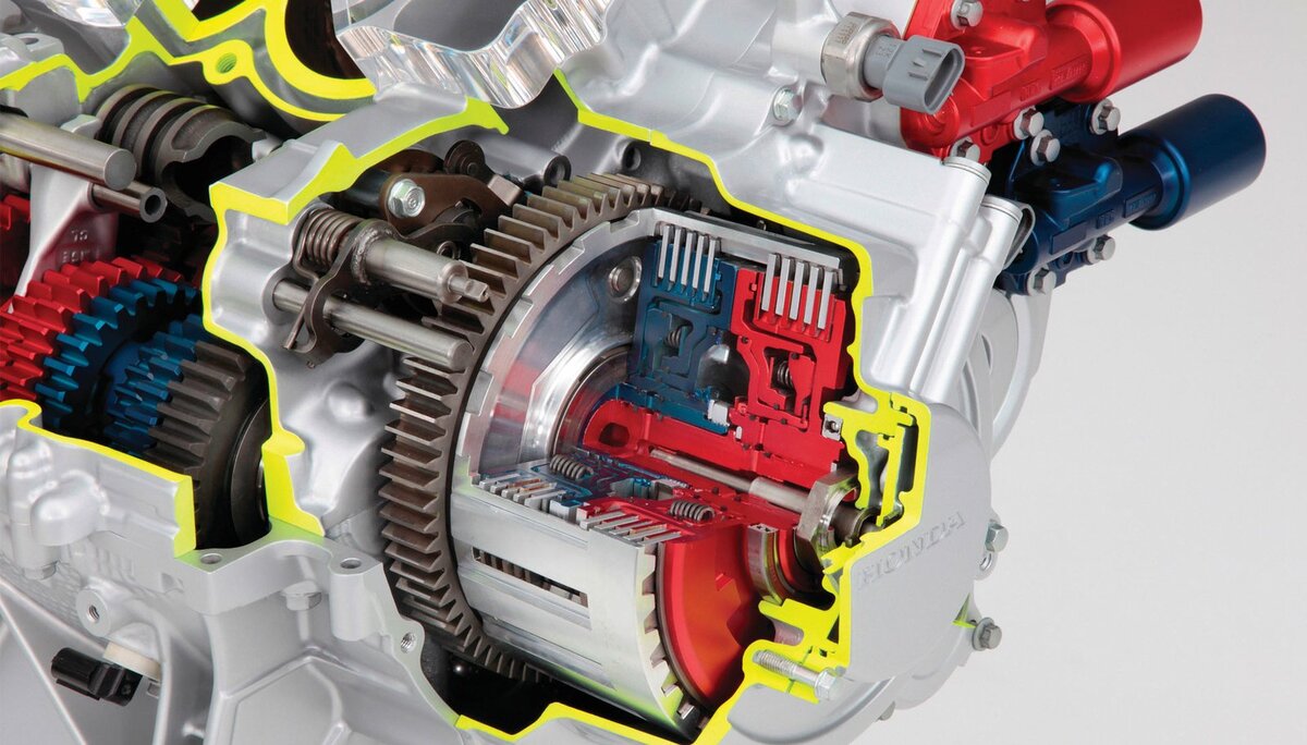 Сцепление регулируется изменением силы прижатия дисков друг к другу, которая, в свою очередь, регулируется путем поджатия пружин. Для этого на пружины надеты специальные «грибки», к которым можно добраться после снятия крышки на левой крышке двигателя (отверстие для масла). Стоит сказать, что таким образом можно подобраться не ко всем «грибкам», а только к некоторой их части. Регулировку всех «грибков» можно осуществить вращением коленвала ккстартером.